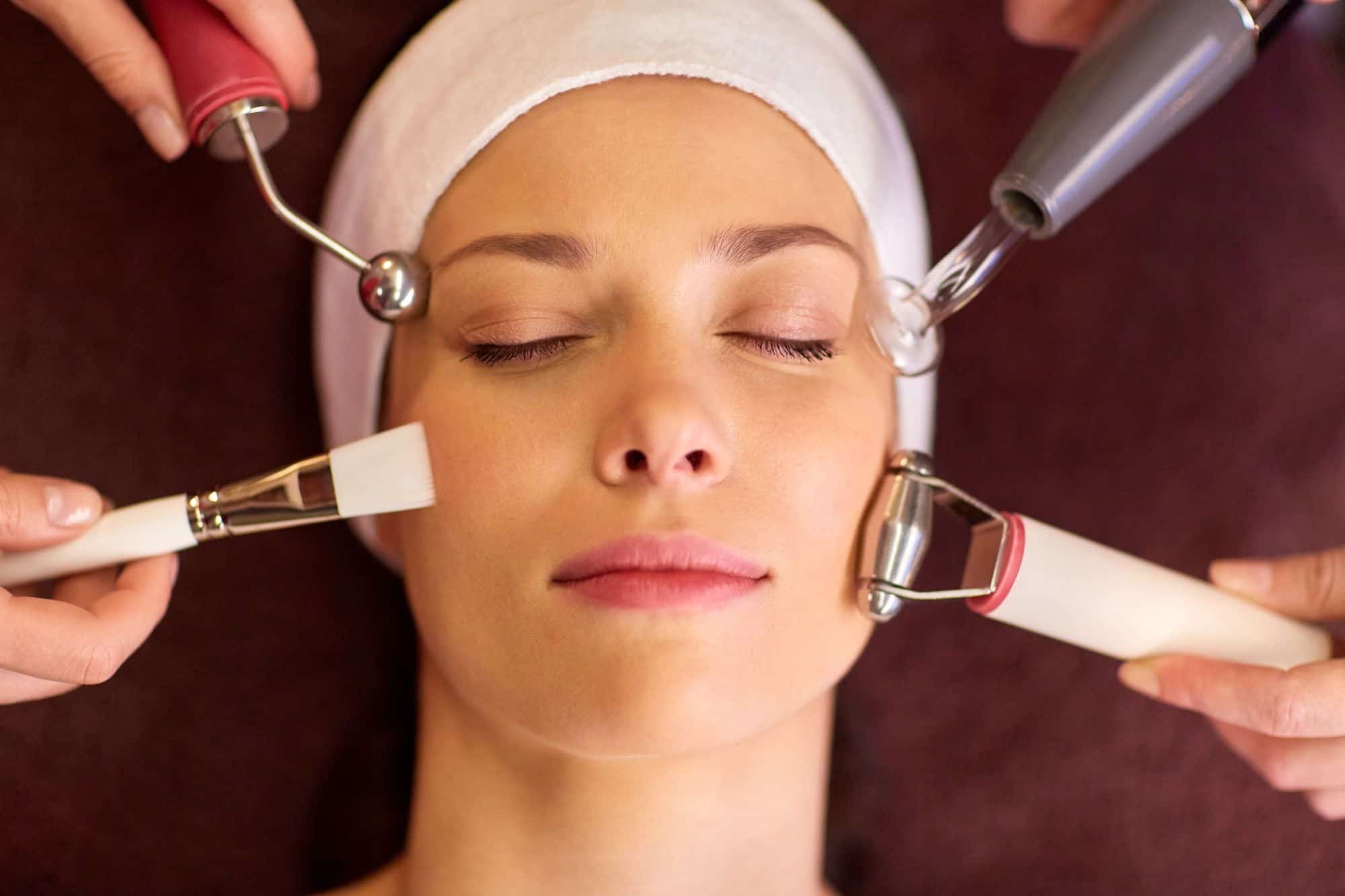 Medi Facials vs. Salon Facials - A Complete Guide for You to Choosing the Right Skincare Treatment